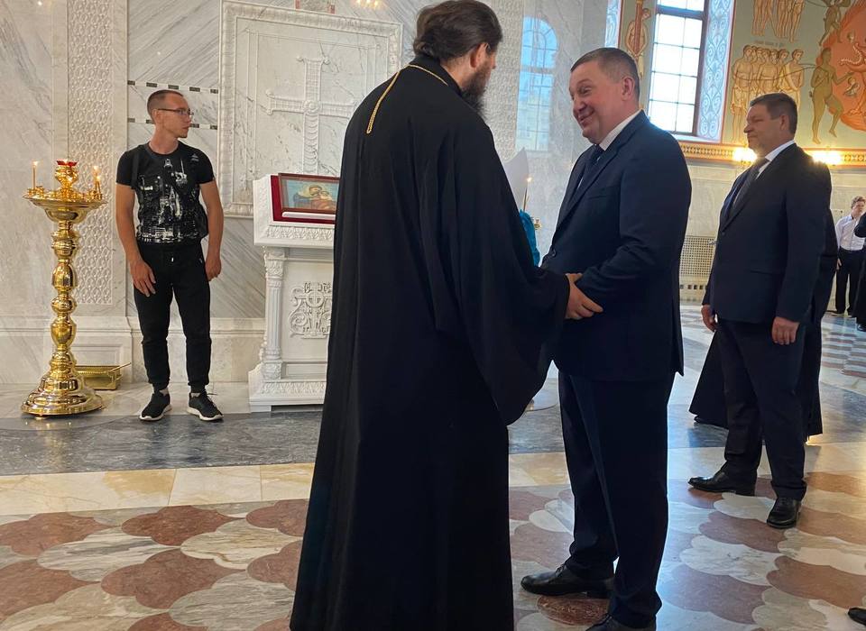 Губернатор Андрей Бочаров поздравил владыку Феодора с юбилеем